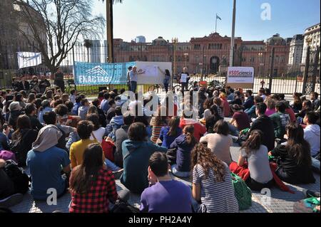 Buenos Aires, Buenos Aires, Argentine. Août 29, 2018. Enseignant le biologiste et Alberto Kornblihtt est titulaire d'une classe publique à la place de mai, devant le palais présidentiel, dans le cadre de protestations à l'échelle du pays exigeant une augmentation de salaires et la discussion à la Chambre basse d'un projet de loi de financement de la science et de la technologie. Credit : Patricio Murphy/ZUMA/Alamy Fil Live News Banque D'Images