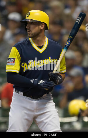 24 août 2018 : Milwaukee Brewers de troisième but Travis Shaw # 21 étapes à la plaque lors de la partie de baseball de ligue majeure entre les Milwaukee Brewers et les Pirates de Pittsburgh au Miller Park de Milwaukee, WI. John Fisher/CSM Banque D'Images