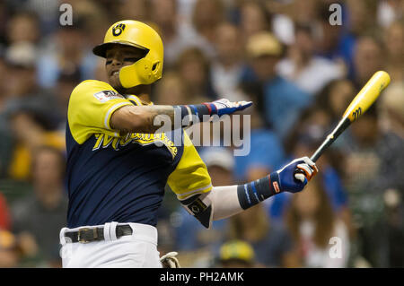 24 août 2018 : l'arrêt-court des Milwaukee Brewers Orlando Arcia # 3 en action au cours de la partie de baseball de ligue majeure entre les Milwaukee Brewers et les Pirates de Pittsburgh au Miller Park de Milwaukee, WI. John Fisher/CSM Banque D'Images