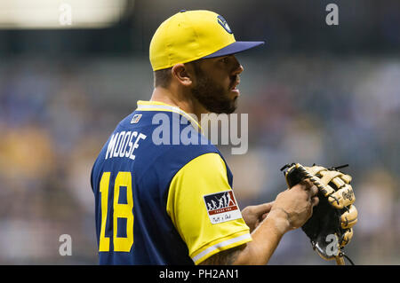 24 août 2018 : Milwaukee Brewers de troisième but Mike Moustakas # 18 au cours de la partie de baseball de ligue majeure entre les Milwaukee Brewers et les Pirates de Pittsburgh au Miller Park de Milwaukee, WI. John Fisher/CSM Banque D'Images