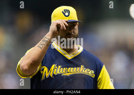 24 août 2018 : Milwaukee Brewers de troisième but Mike Moustakas # 18 au cours de la partie de baseball de ligue majeure entre les Milwaukee Brewers et les Pirates de Pittsburgh au Miller Park de Milwaukee, WI. John Fisher/CSM Banque D'Images