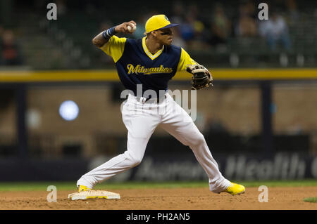 24 août 2018 : l'arrêt-court des Milwaukee Brewers Orlando Arcia # 3 en action au cours de la partie de baseball de ligue majeure entre les Milwaukee Brewers et les Pirates de Pittsburgh au Miller Park de Milwaukee, WI. John Fisher/CSM Banque D'Images