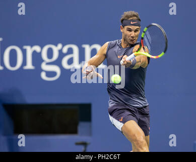 New York, USA - Le 29 août 2018 : Rafael Nadal d'Espagne réagit au cours de l'US Open 2018 2ème tour match contre Vasek Pospisil du Canada à l'USTA Billie Jean King National Tennis Center Crédit : lev radin/Alamy Live News Banque D'Images