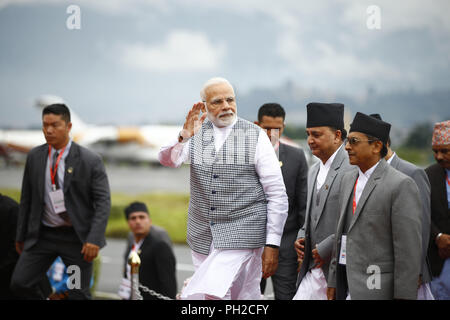 Katmandou, Népal. Août 30, 2018. Le Premier Ministre indien Narendra Modi gestes à son arrivée à l'aéroport international de Tribhuvan à assister à la Bay of Bengal Initiative for Multi-Sectoral Technical and Economic Cooperation (BIMSTEC), sommet à Katmandou, Népal, 30 août 2018. Credit : Skanda Gautam/ZUMA/Alamy Fil Live News Banque D'Images