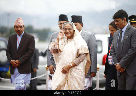 Katmandou, Népal. Août 30, 2018. Premier Ministre du Bangladesh Sheikh Hasina vagues à son arrivée à l'aéroport international de Tribhuvan à assister à la Bay of Bengal Initiative for Multi-Sectoral Technical and Economic Cooperation (BIMSTEC), sommet à Katmandou, Népal, 30 août 2018. Credit : Skanda Gautam/ZUMA/Alamy Fil Live News Banque D'Images