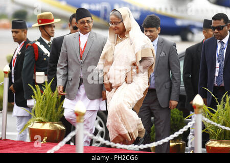 Katmandou, Népal. Août 30, 2018. Premier Ministre du Bangladesh Sheikh Hasina promenades à son arrivée à l'aéroport international de Tribhuvan à assister à la Bay of Bengal Initiative for Multi-Sectoral Technical and Economic Cooperation (BIMSTEC), sommet à Katmandou, Népal, 30 août 2018. Credit : Skanda Gautam/ZUMA/Alamy Fil Live News Banque D'Images