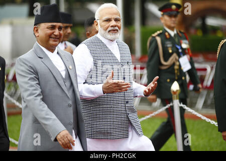 Katmandou, Népal. Août 30, 2018. Le Premier Ministre indien Narendra Modi promenades à son arrivée à l'aéroport international de Tribhuvan à assister à la Bay of Bengal Initiative for Multi-Sectoral Technical and Economic Cooperation (BIMSTEC), sommet à Katmandou, Népal, 30 août 2018. Credit : Skanda Gautam/ZUMA/Alamy Fil Live News Banque D'Images