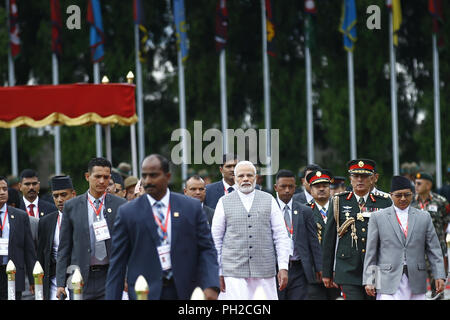 Katmandou, Népal. Août 30, 2018. Le Premier Ministre indien Narendra Modi promenades à son arrivée à l'aéroport international de Tribhuvan à assister à la Bay of Bengal Initiative for Multi-Sectoral Technical and Economic Cooperation (BIMSTEC), sommet à Katmandou, Népal, 30 août 2018. Credit : Skanda Gautam/ZUMA/Alamy Fil Live News Banque D'Images