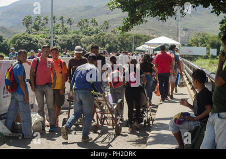 La Parada, Colombie. Août 28, 2018. Les gens traversent la frontière entre la Colombie et le Venezuela. Certains vénézuéliens retour à la maison le soir. Les autres aller plus au sud. Une fois que le Venezuela est riche dans une crise économique profonde. Des milliers d'émigrer. Crédit : Natalia Ortiz Mantilla/dpa/Alamy Live News Banque D'Images