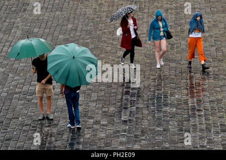 Prague, République tchèque. Août 30, 2018. Les piétons avec des parasols à pied à travers la place de la vieille ville de Prague, en République tchèque, le 30 août 2018. Photo : CTK Vit Simanek/Photo/Alamy Live News Banque D'Images