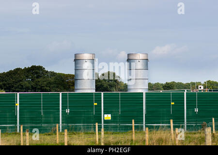 Blackpool, Lancashire, le 30 août 2018. Flare tours ou torchère ; Fracturation hydraulique pour le gaz de schiste à l'imminent Caudrilla Exploration site après que le gouvernement a donné le feu vert pour le processus de pression pour commencer. Caudrilla ont indiqué que l'intention est de commencer le processus de fracturation en septembre lorsque l'abondance de l'offre de l'eau sont disponibles à proximité de l'reservior. Ce site est la première fracturation gaz de schiste bien pad est un des nombreux devrait être approuvé dans le Fylde comme le nord-ouest de l'Angleterre est riche en gaz naturel et adapté à l'exploration. Credit : MediaWorldImages/Alamy Live News Banque D'Images