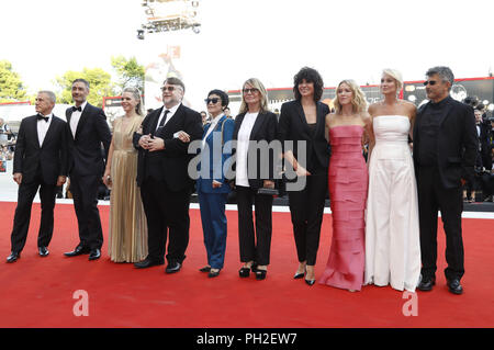 Venise, Italie. Août 29, 2018. Les membres du jury Taika Waititi, Christoph Waltz, Guillermo del Toro, Sylvia Chang, Nicole Garcia, Malgorzata Szumowska, Naomi Watts, Trine Dyrholm et Paolo Genovese participant à la première 'homme' en première mondiale au 75e Festival International du Film de Venise au Palazzo del Cinema le 29 août 2018 à Venise, Italie | Verwendung weltweit Credit : dpa/Alamy Live News Banque D'Images