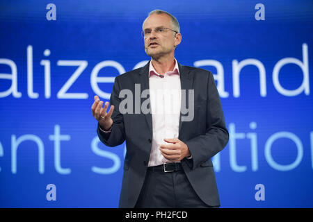 30 août 2018, Berlin, Allemagne : Henk de Jong, directeur des marchés internationaux chez Philips, a présenté les derniers produits Philips sur la 2e journée de la presse du salon de l'électronique IFA. Photo : Jörg Carstensen/dpa Banque D'Images