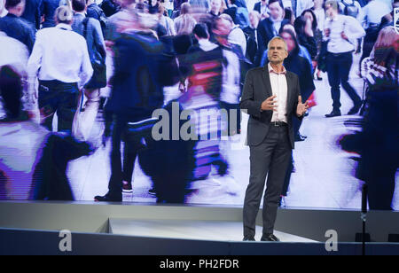 30 août 2018, Berlin, Allemagne : Henk de Jong, directeur des marchés internationaux chez Philips, a présenté les derniers produits Philips sur la 2e journée de la presse du salon de l'électronique IFA. Photo : Jörg Carstensen/dpa Banque D'Images