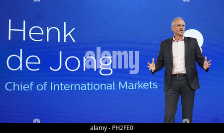 30 août 2018, Berlin, Allemagne : Henk de Jong, directeur des marchés internationaux chez Philips, a présenté les derniers produits Philips sur la 2e journée de la presse du salon de l'électronique IFA. Photo : Jörg Carstensen/dpa Banque D'Images