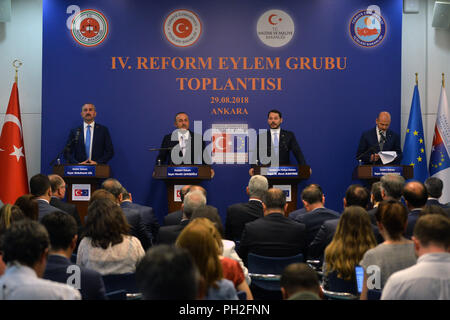 (180830) -- ANKARA, 30 août 2018 (Xinhua) -- les ministres turc assister à une conférence de presse après la réunion du Groupe d'action de réforme de l'UE à Ankara, Turquie, le 29 août, 2018. Après presque trois ans de gel, le gouvernement turc s'est réuni mercredi avec les ministres de la réforme de l'UE Action Group de renforcer son programme de réchauffer les liens avec le bloc voisin. (Xinhua/Mustafa Kaya) (GJ) Banque D'Images