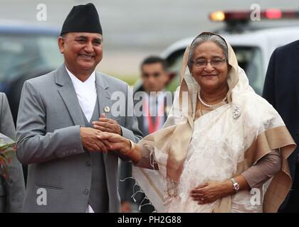 Katmandou. Août 30, 2018. Vice-Premier Ministre du Népal Ishwar Pokharel (L) se félicite le Premier Ministre du Bangladesh Sheikh Hasina après son arrivée pour assister à la Bay of Bengal Initiative for Multi-Sectoral Technical and Economic Cooperation (BIMSTEC), sommet à l'aéroport international de Tribhuvan à Katmandou, Népal, 30 août 2018. Le Népal est prêt à accueillir le quatrième sommet de la BIMSTEC le jeudi et vendredi, au milieu d'une sécurité optimale. Credit : Sunil Sharma/Xinhua/Alamy Live News Banque D'Images