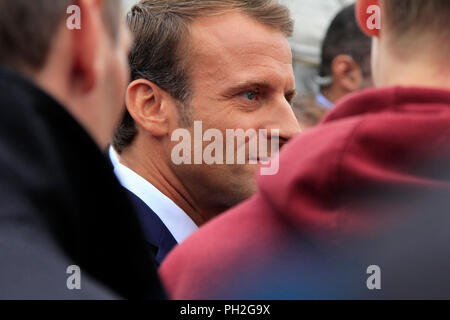 Helsinki, Finlande. Le 30 août 2018. Le président français, Emmanuel Macron accueille les gens sur la place du marché. Le président Macron et sa femme Brigitte Macron (pas en photo) sont en Finlande sur une visite officielle de deux jours. Credit : Taina Sohlman/Alamy Live News Banque D'Images