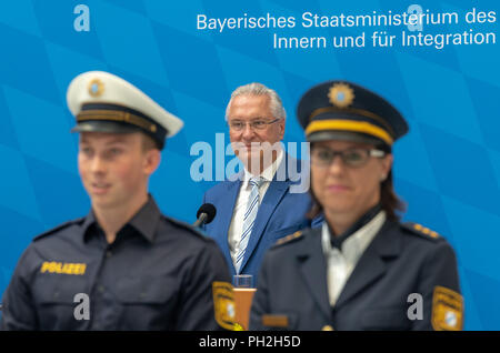 30 août 2018, Munich, Allemagne : Joachim Herrmann, Ministre de l'Intérieur de Bavière (CSU), M, est à l'origine de nouveaux fonctionnaires vêtus pendant la présentation sur l'a achevé la conversion de la police bavaroise au nouvel uniforme. Photo : Peter Kneffel/dpa Banque D'Images