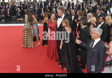 29.08.2018, Italie, Venise : Christiane Asschenfeldt (m-l-r), Florian Henckel von Donnersmarck et Nastassja Kinski peut être vu à l'ouverture de le tapis rouge film festival au Lido. Le film festival se déroulera du 29 août au 8 septembre et a lieu pour la 75e fois cette année. Photo : Felix Hörhager/dpa Banque D'Images