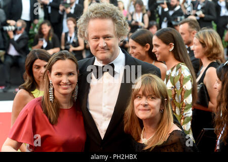 29.08.2018, Italie, Venise : Christiane Asschenfeldt (l-r), Florian Henckel von Donnersmarck et Nastassja Kinski peut être vu à l'ouverture de le tapis rouge film festival au Lido. Le film festival se déroulera du 29 août au 8 septembre et a lieu pour la 75e fois cette année. Photo : Felix Hörhager/dpa Banque D'Images