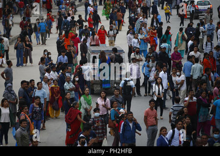 Katmandou, Népal. Août 30, 2018. Les banlieusards attendre pour les véhicules comme les mouvements de la routes sont fermées pour escorter des dignitaires après le quatrième sommet de Bay of Bengal Initiative for Multi-Sectoral Technical and Economic Cooperation (BIMSTEC) à Katmandou, au Népal, le jeudi 30 août 2018. Credit : Skanda Gautam/ZUMA/Alamy Fil Live News Banque D'Images