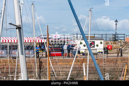 North Berwick, East Lothian, Écosse, Royaume-Uni, 30 août 2018. Météo au Royaume-Uni : une journée chaude et ensoleillée à la fin de l'été dans la ville balnéaire de North Berwick. Les gens font la queue au soleil pour le déjeuner au Lobster Shack à emporter dans le port de North Berwick Banque D'Images