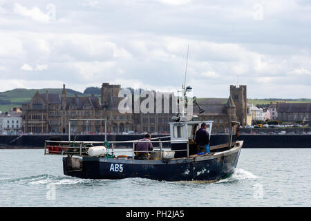 La baie de Cardigan, Aberystwyth, Ceredigion, pays de Galles, Royaume-Uni 30 août 2018 UK Weather : les pêcheurs locaux de leurs affaires le long de la Baie de Cardigan, que le soleil brille à travers la mer calme sur la côte ouest d'Aberystwyth. © Ian Jones/Alamy Live News Banque D'Images