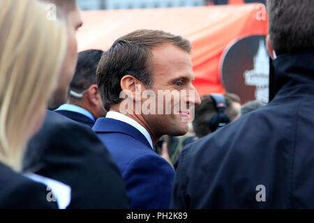 Helsinki, Finlande. Le 30 août 2018. Le président français, Emmanuel Macron (C) et le président finlandais Sauli Niinistö (pas en photo) faire une promenade sur la place du marché après leur conférence de presse conjointe. Credit : Taina Sohlman/Alamy Live News Banque D'Images