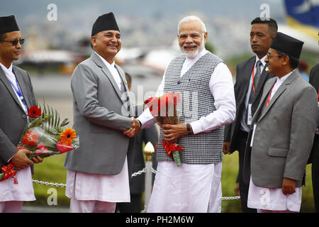 Katmandou, Népal. Août 30, 2018. Le Premier Ministre indien Narendra Modi, serre la main du ministre de la défense du Népal ISHWOR POKHREL lors de son arrivée à l'aéroport international de Tribhuvan à assister à la Bay of Bengal Initiative for Multi-Sectoral Technical and Economic Cooperation (BIMSTEC), sommet. Credit : Skanda Gautam/ZUMA/Alamy Fil Live News Banque D'Images