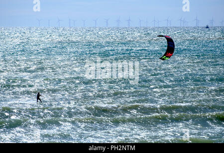 Kite surfer avec Rampion éoliennes dans la distance Banque D'Images