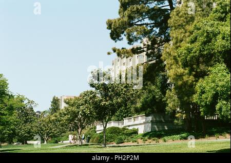 Les élèves à pied sur les chemins bordés d'arbres près de Sather Tower sur le campus de UC Berkeley, au centre-ville de Berkeley, Californie, le 21 mai 2018. () Banque D'Images