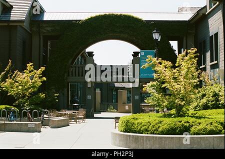 Façade et entrée paysager d'école de commerce Haas sur le campus de UC Berkeley, au centre-ville de Berkeley, Californie, le 21 mai 2018. () Banque D'Images