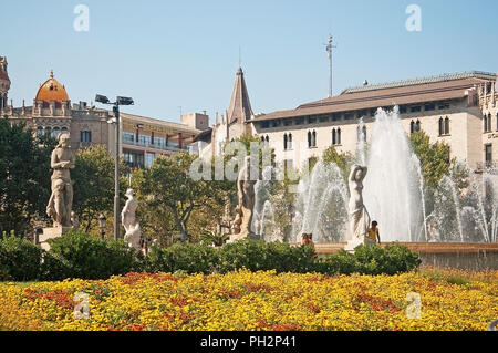 Barcelone, Espagne - 31 juillet 2012 : voir sur la Plaza Catalunya et des sculptures de la fontaine Hotel Barcelona immeuble sur une journée ensoleillée le 31 juillet 2012 dans Banque D'Images