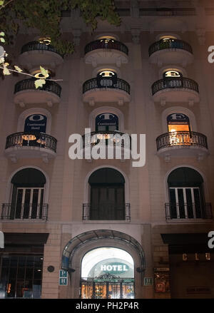 Barcelone, Espagne - 31 juillet 2012 : l'Hôtel Continental à l'extérieur nuit sur l'avenue La Rambla le 31 juillet 2012 à Barcelone, Espagne. Banque D'Images