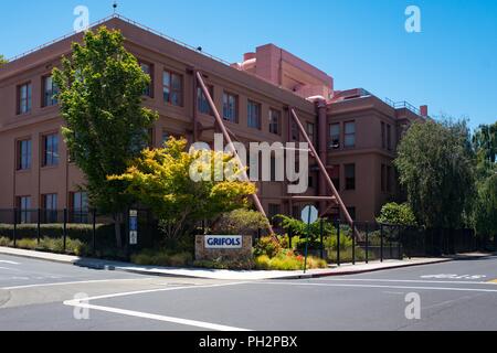 Façade avec logo et inscription à l'administration régionale de l'entreprise pharmaceutique Grifols, Emeryville, Californie, le 21 juin 2018. () Banque D'Images