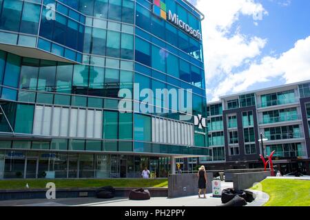 Les gens à pied à travers le parc d'entreprises au siège social régional de Microsoft à Auckland, Nouvelle-Zélande, le 26 février 2018. () Banque D'Images