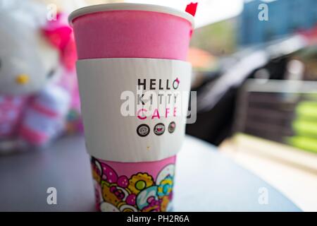 Close-up of Coffee cup avec logo en Hello Kitty Café, un café ouvert récemment exploité par la compagnie japonaise Sanrio, sur Santana Row dans la Silicon Valley, San Jose, Californie, le 18 juillet 2018. () Banque D'Images