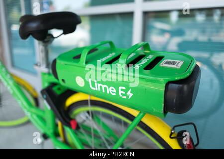 Close-up de l'aile arrière et le module de batterie sur dockless vélo électrique de démarrage de l'économie de partage de la chaux, de la chaux comme marque E-Bike, stationné dans un centre commercial dans la Silicon Valley, Mountain View, Californie, le 28 juillet 2018. () Banque D'Images