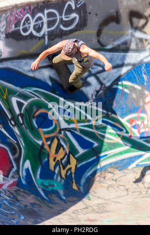 Jeune homme la planche à roulettes à la rivière Riverside Yard Skateboard Bowl, grande chute, Montana, USA Banque D'Images