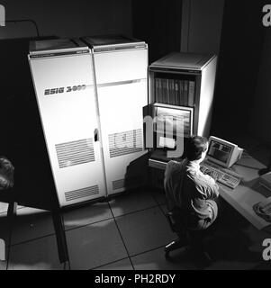 Photographie en noir et blanc de Chris Sweeney, de l'arrière, assis à la console de l'ordinateur de l'ESIG-300, qui est utilisé pour les machines virtuelles création graphique, photographié dans la Silicon Valley, Mountain View, Californie, le 19 novembre 1993. Avec la permission des Archives Internet/NASA Ames. () Banque D'Images