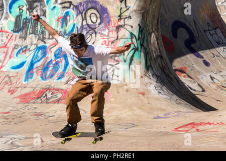 Jeune homme la planche à roulettes à la rivière Riverside Yard Skateboard Bowl, grande chute, Montana, USA Banque D'Images