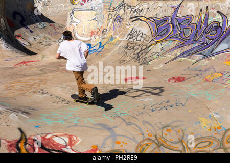 Jeune homme la planche à roulettes à la rivière Riverside Yard Skateboard Bowl, grande chute, Montana, USA Banque D'Images