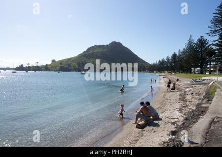 Les personnes bénéficiant d'une plage sous le mont Maunganui à Tauranga, île du Nord, Nouvelle-Zélande, le 30 octobre 2017. () Banque D'Images