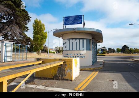 Peeling, peinture décolorée à l'entrée du kiosque à la défunte Alameda Naval Air Station (NAS), une ancienne base de la Marine américaine sur l'île d'Alameda, Alameda, Californie, le 13 août 2018. () Banque D'Images