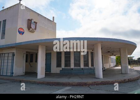 Entrée avec ancien insigne de style art déco à la défunte Alameda Naval Air Station (NAS), une ancienne base de la Marine américaine sur l'île d'Alameda, Alameda, Californie, le 13 août 2018. () Banque D'Images