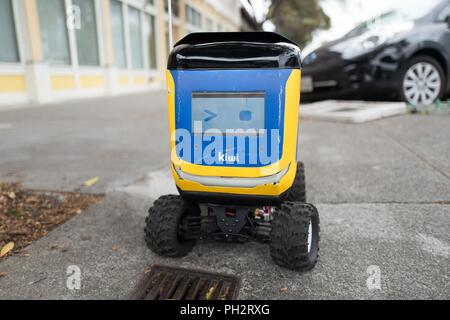 Vue avant avec face numérique de conduite auto Kiwi package autonome robot livraison garé sur un coin de rue sur Shattuck Avenue à Berkeley, Californie, le 21 août 2018. () Banque D'Images