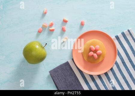 Le petit déjeuner des enfants ou dessert - crêpes au bonbons guimauve. Banque D'Images