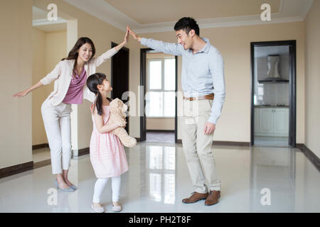 Heureux jeune famille dans leur nouvelle maison Banque D'Images