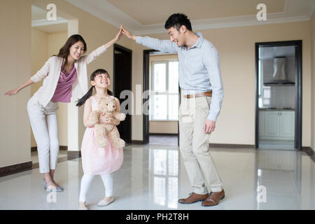 Heureux jeune famille dans leur nouvelle maison Banque D'Images